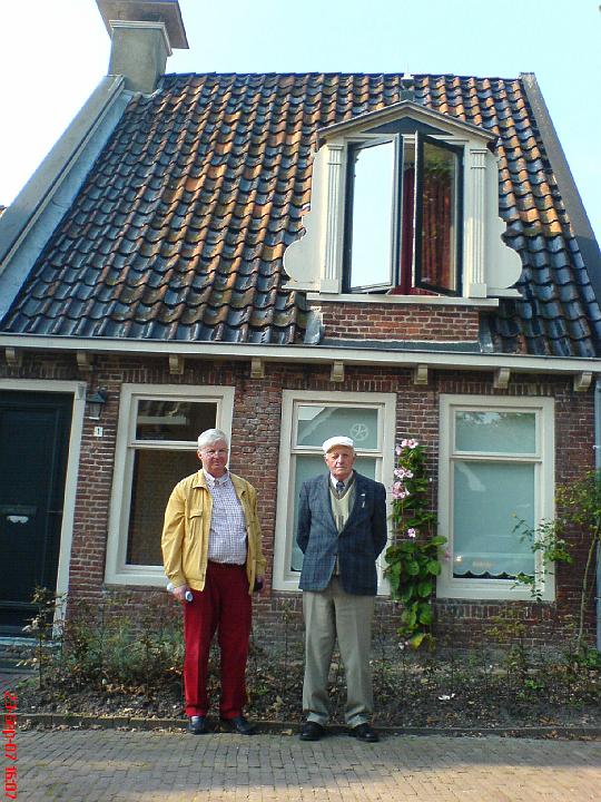 Ee_2007.JPG - 23 september 2007 - 70 jaar later, het huis staat er nog steeds. 
JJW la Grand samen met de heer Jacob Broersma.