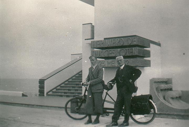 Op_de_tandem_naar_Friesland_(aug-1937).jpg