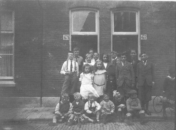 Zoekplaatje(Westeinde_1925).jpg - Westeinde ca 1925.

Zittend, tweede van links, J.K. la Grand